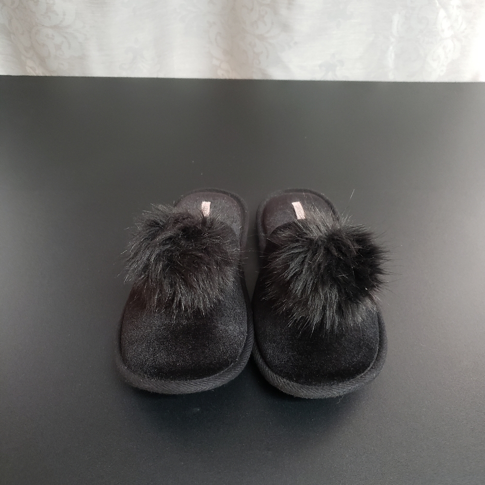 Victoria secret pom slippers size large never worn